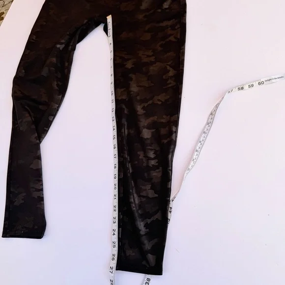 Woman’s Spanx Brand Stretch Pants Black Camo Size 2X - Picture 6 of 6